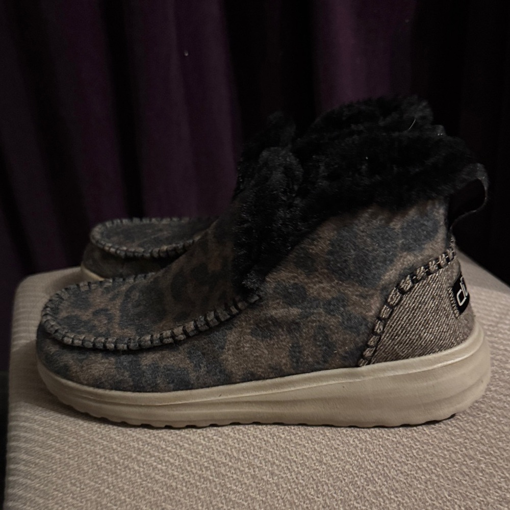 Hey Dude Women's Leopardprint with Black Fur-Lined Slippers size 8